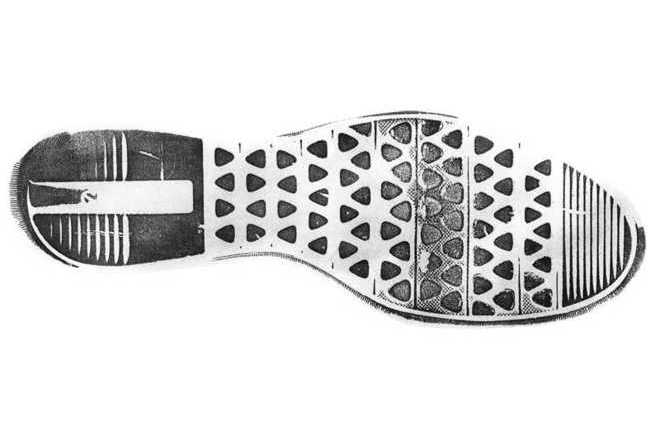 Direkter Schuhabdruck auf schwarzer Gelatinefolie image