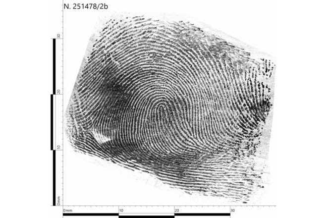 Verbesserter und dokumentierter Fingerabdruck (Spiegeln, Inversion, Beschneiden, Ausleuchtung, Kurven, Lokaler Kontrast wurde benutzt; Text und Maßstab zugefügt). image