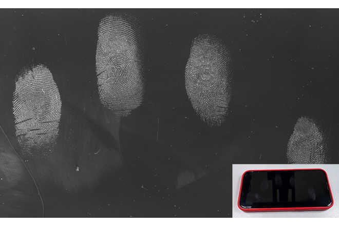 Fingerabdrücke auf dem Display eines Mobiltelefons, aufgenommen mit DactyScope. image