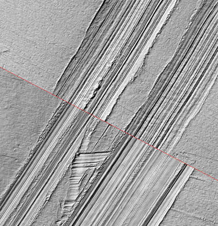 Vergleich von Spuren von Schraubenzieher in Metall mit Silikonabformung in Vergleichsmodus mit frei drehbarer Trennlinie image